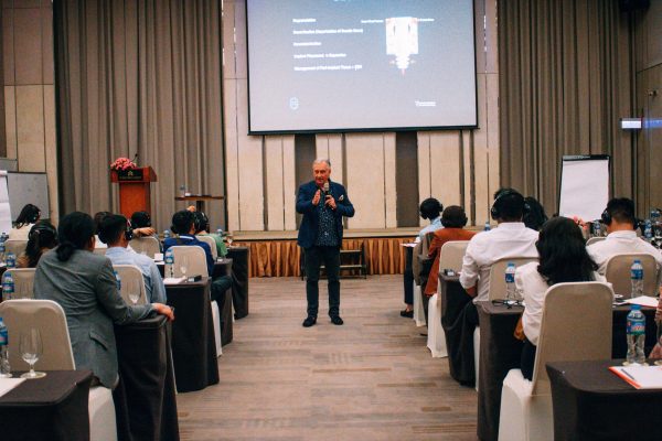 Gilles P.Chaumanet nhiệt tình chia sẻ bài báo cáo về những hữu ích của sinh học trong cấy ghép xâm lấn tối thiểu