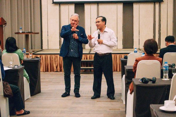 Bác Sĩ Trần Thế Thọ hỗ trợ chuyển ngữ trong buổi hội thảo cùng Giáo Sư Gilles P.Chaumanet